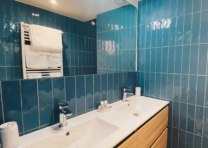 Avec Piscine A Carnon A 20m De La Ideale Pour 8 A 10 Personnes Villa Mauguio