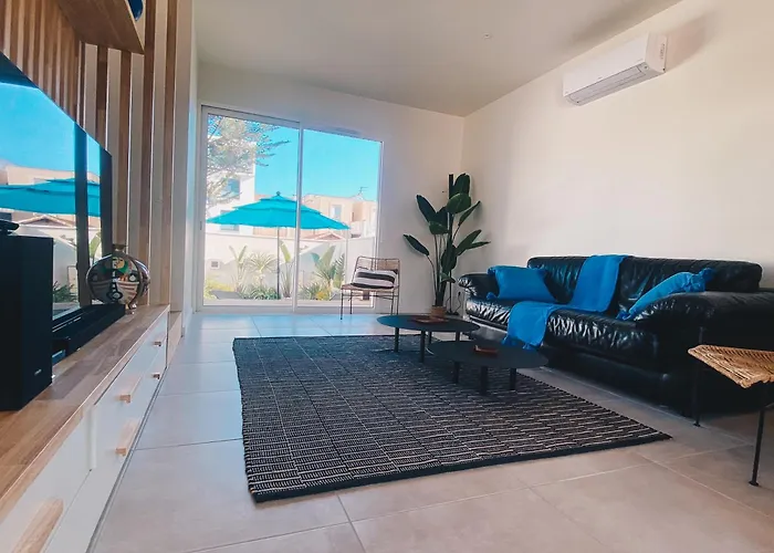 Avec Piscine A Carnon A 20m De La Ideale Pour 8 A 10 Personnes Villa Mauguio