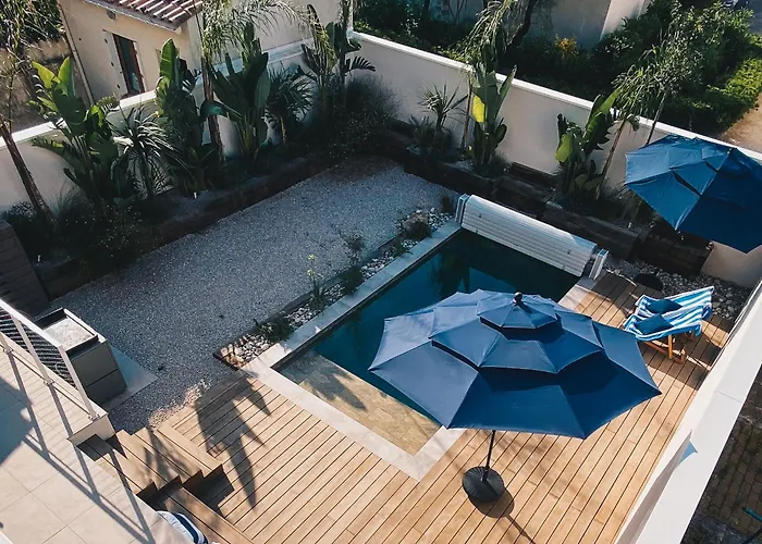Avec Piscine A Carnon A 20m De La Ideale Pour 8 A 10 Personnes *