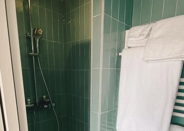 Avec Piscine A Carnon A 20m De La Ideale Pour 8 A 10 Personnes Villa